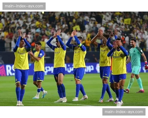 暖心一幕：斯特拉斯堡小球迷冲入场内拥抱偶像，赛后获赠全队签名球衣