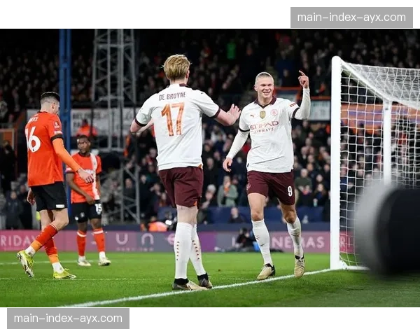 荣耀与告别：哈兰德在曼市德比戴帽后，深情拥抱即将离队的队友德布劳内