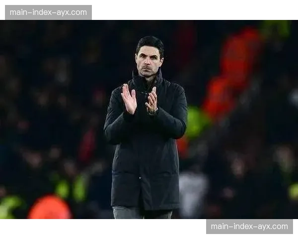 酋长球场0-0闷平后，阿尔特塔与球员拥抱庆祝晋级半决赛